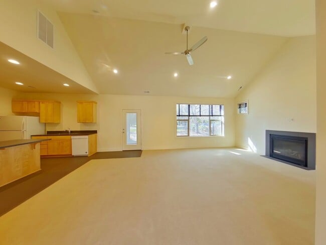 Building Photo - Newer Duplex Near Autzen Stadium - 3Bed/2B...