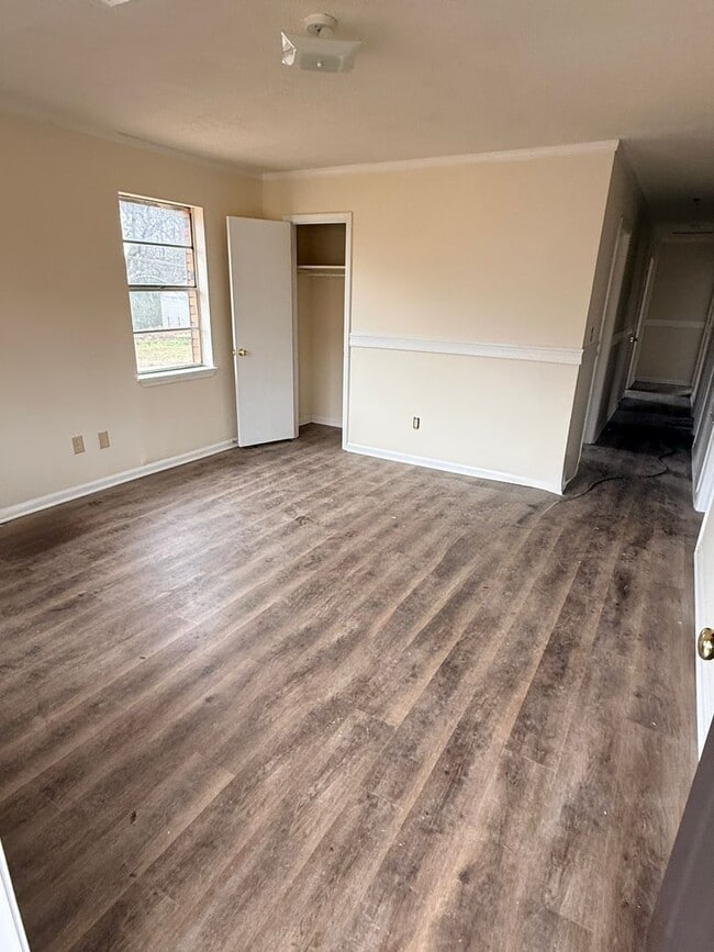 Building Photo - 4 bedroom 2 bath HOUSE!