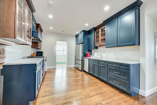 Foto del edificio - CONDO ON THE HILL 3 BED 1 BATH - Hardwood Floors & Renovated Luxury Kitchen