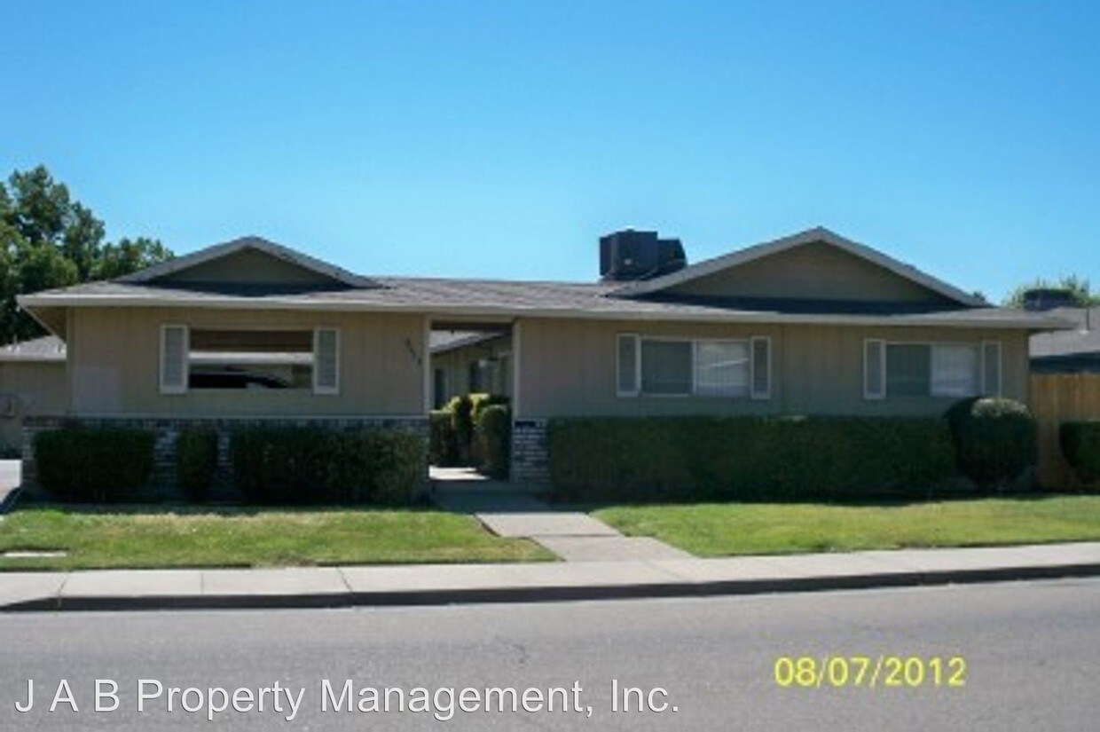 Primary Photo - 245 Strathaven Way