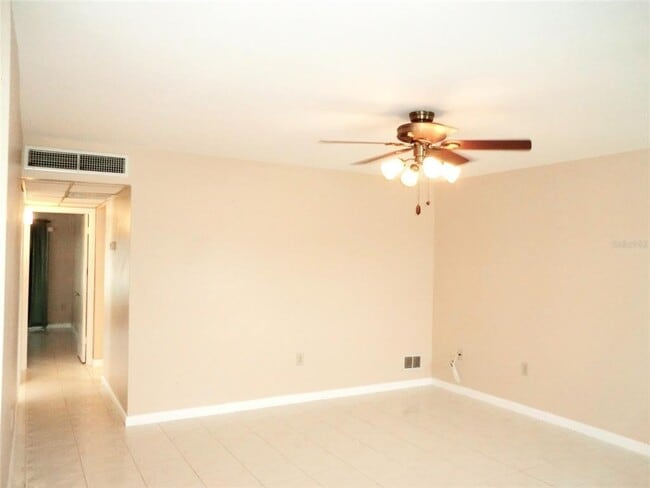 Building Photo - 206 Andover Pl N