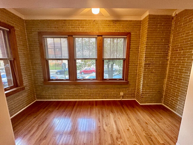 Building Photo - 5606 N Kenmore Ave