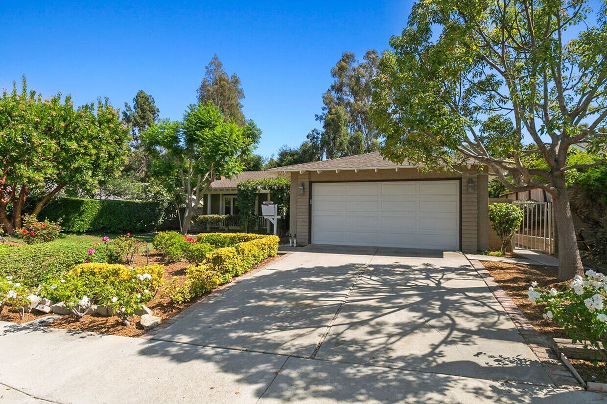 Foto principal - Charming Fully Renovated 4 Bedroom Single-...