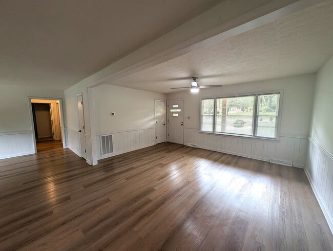 Building Photo - CherryVille Downtown, 3 bedroom, 100% Upgraded.