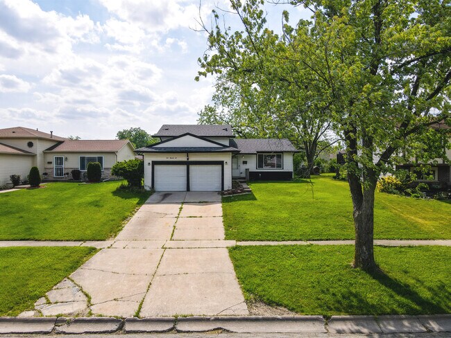 Building Photo - 906 Blackhawk Dr