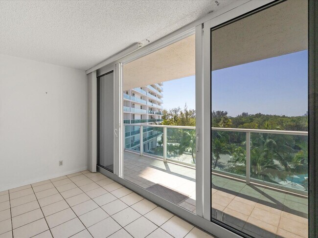 Foto del edificio - 100 Bayview Dr