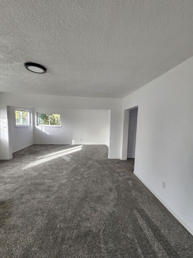 Building Photo - 3bedroom 2bath House