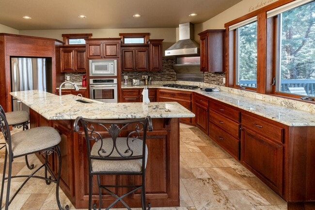 Building Photo - Large spectacular home with all the bells and whistles