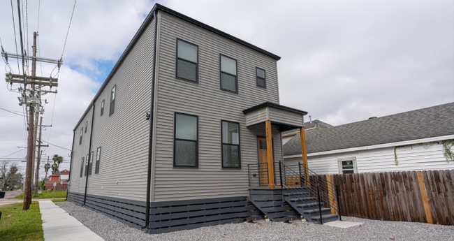 Building Photo - 2402 Bartholomew St