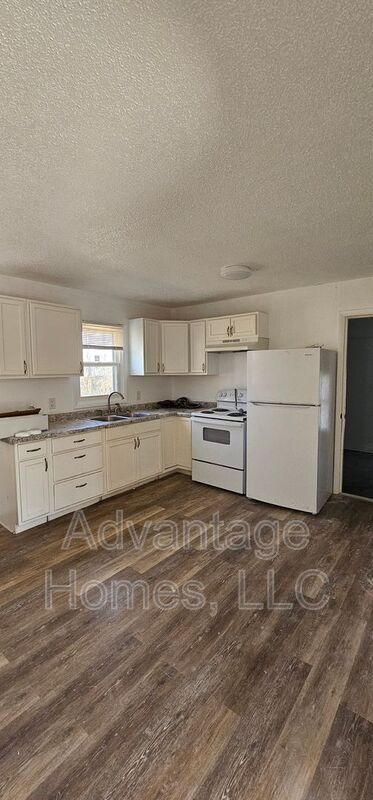 Foto del edificio - 10716 Bennington Ave