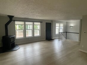 Building Photo - 3228 SW Dolph Ct