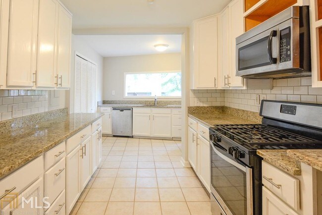 Building Photo - 2671 Woodridge Dr