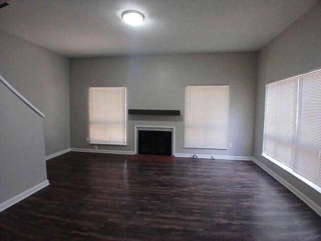 Foto del edificio - Newly Refreshed 3 bedroom 2 bath Duplex - Open To Section 8