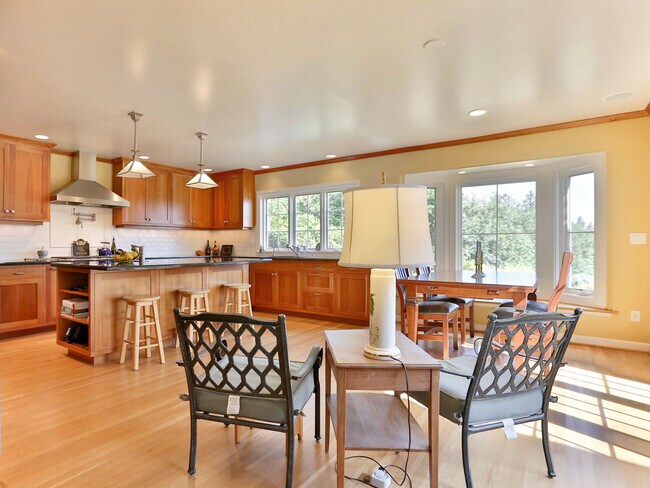 Foto del edificio - Absolutely Stunning Terwilliger Heights Home.