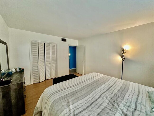 Foto del edificio - 1821 NE 62nd St