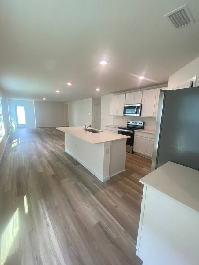 Building Photo - 11486 Memorial Dr