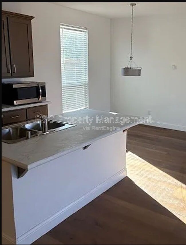 Building Photo - 759 W Chase Ave