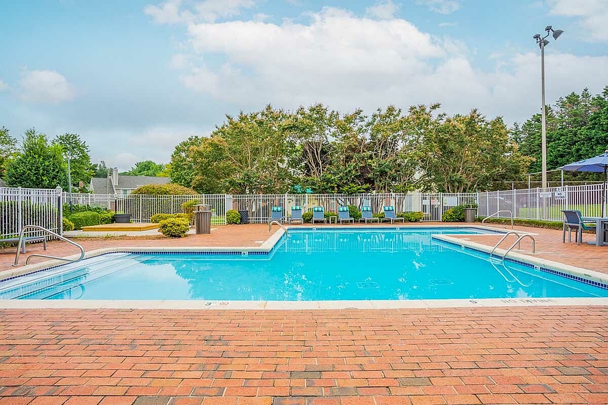 Resort-Style Pool and Sundeck - Park at Midtown