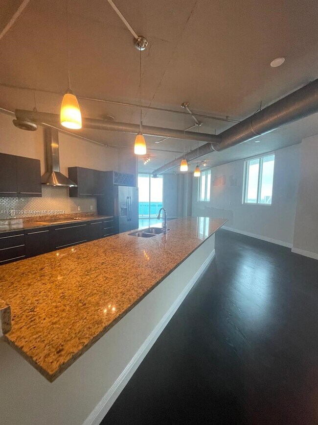 Foto del edificio - 700 NE 25th St