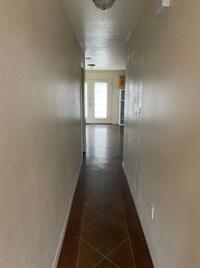 Building Photo - 3 BED, 2.5 BATH Townhouse; Close to ACU