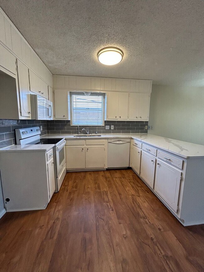 Foto del edificio - Beautiful Home on a Corner Lot