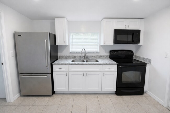 Building Photo - 5010 Killarney Ave