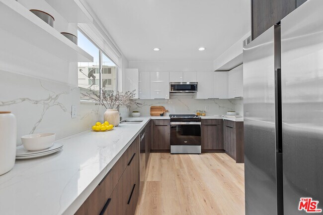 Foto del edificio - 301 Rexford Dr