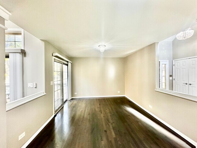 Building Photo - 1940 N Dunhill Ct