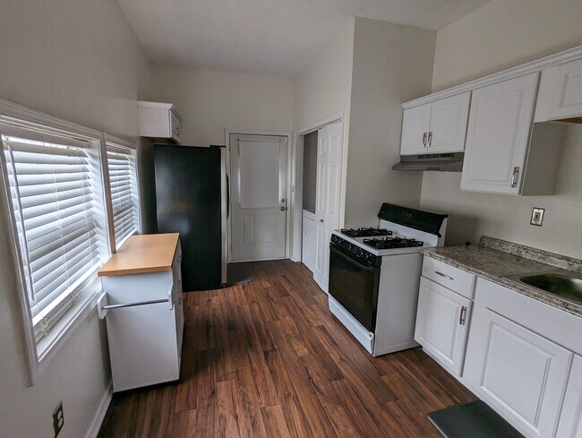 Kitchen - 115 2nd Ave SE