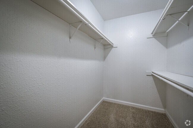 2BR, 2BA - 917SF - Woodlake Meadows