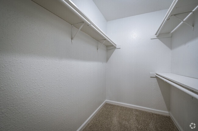 2BR, 2BA - 917SF - Woodlake Meadows