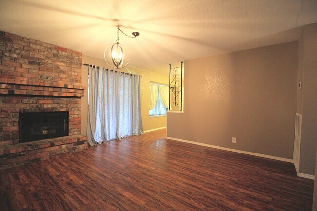 Foto del edificio - 3 BD 2 BA AVAILABLE JUNE!! NEAR LOOKOUT RD