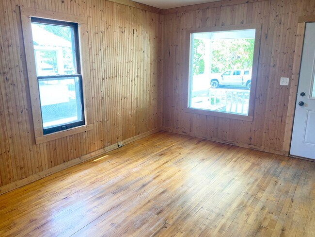 Building Photo - 3-Bedroom, 1-Bath Ranch Style Home with 1-...