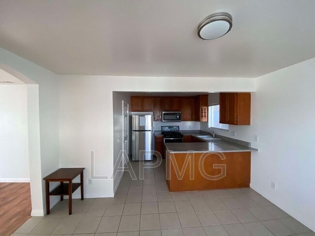 Building Photo - 762 W 21st St