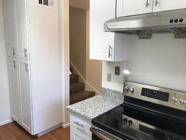 Foto del edificio - Spacious 2 story 4 bed. 2 bath condo