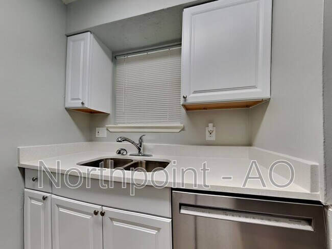 Foto del edificio - 6410 Harcourt Dr