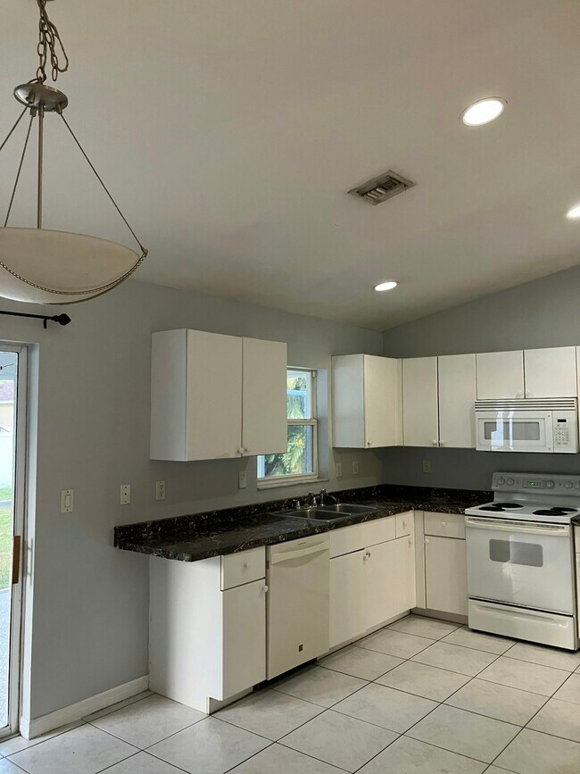 Building Photo - 4185 Simkins Ave