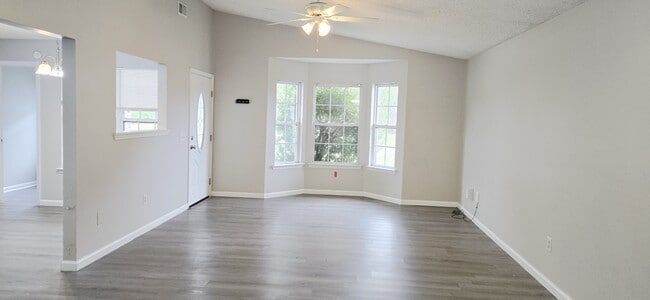 Building Photo - 930 Poppleton Dr
