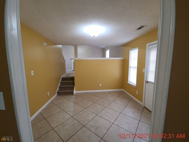 Building Photo - 260 Village Dr