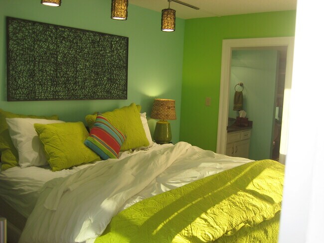 HABITACIÓN KING SIZE, BAÑO PRIVADO CON ALCOBA DE AZULEJOS EN LA DUCHA - 1600 Via De Luna Dr