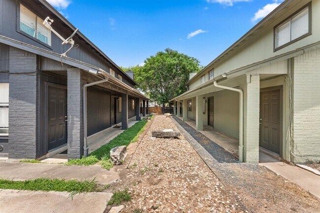 Foto del edificio - 1320 Southport Dr