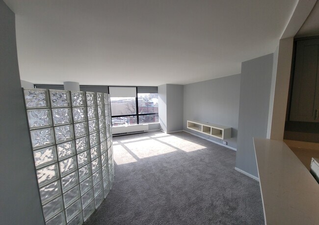 Building Photo - 5415 N Sheridan Rd