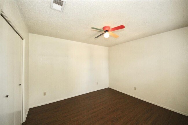 Foto del edificio - 12303 Deer Falls Dr