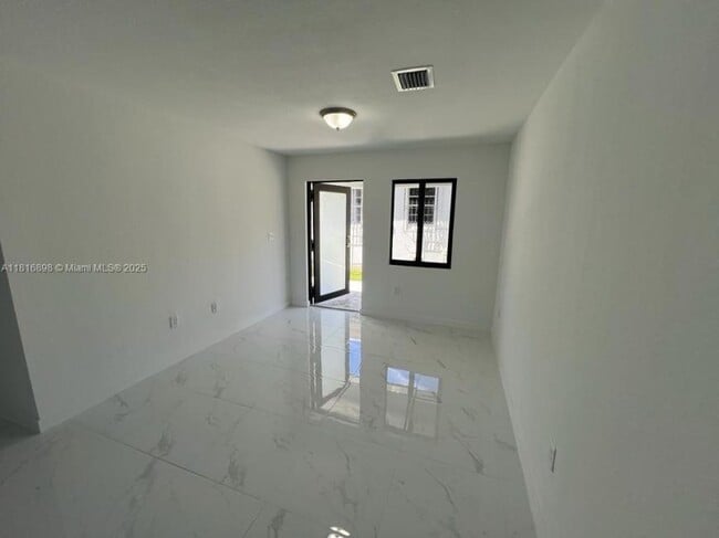 Building Photo - 3 bedroom in Miami FL 33150