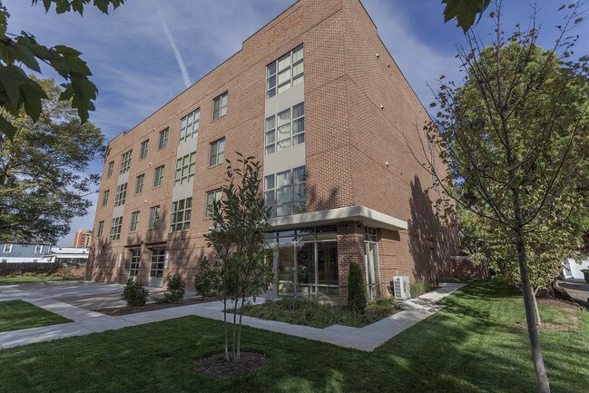 Frente - 905 N Jackson St