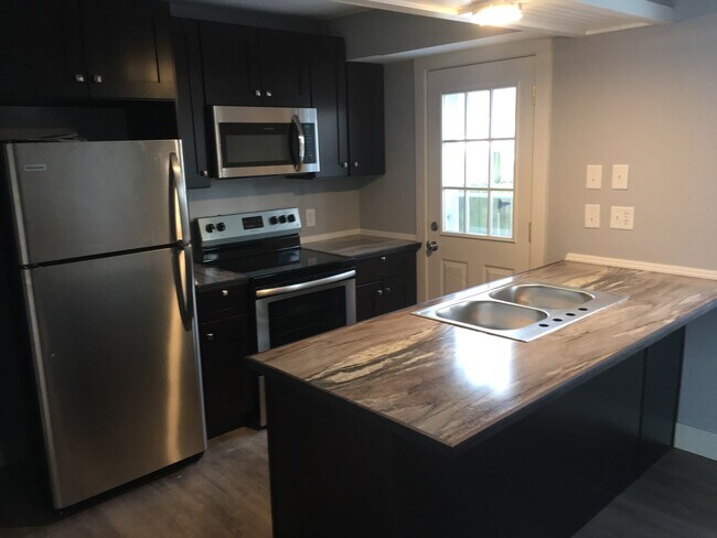 Building Photo - 38448 Meadowdale St