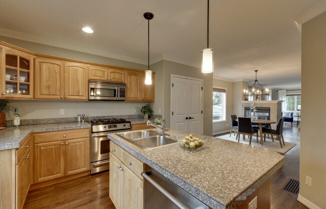 Building Photo - Beautiful Sellwood Home with 2 Primary En-...