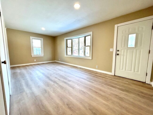 Building Photo - Newly Remodeled!