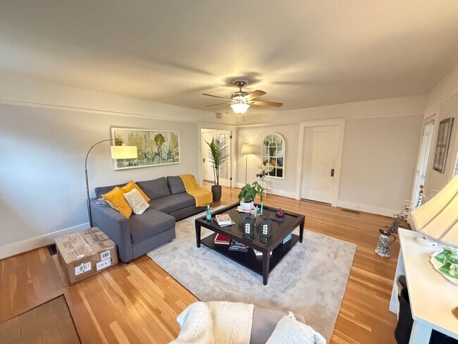 Building Photo - 2 Bed 1 Bath on a quiet street.