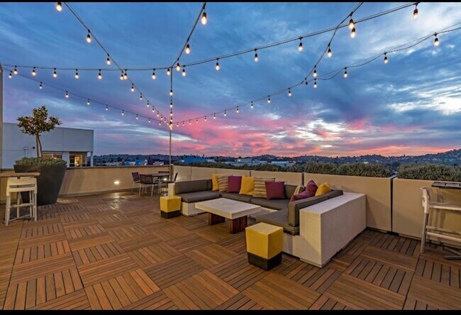 Building Photo - 3900 San Fernando Rd